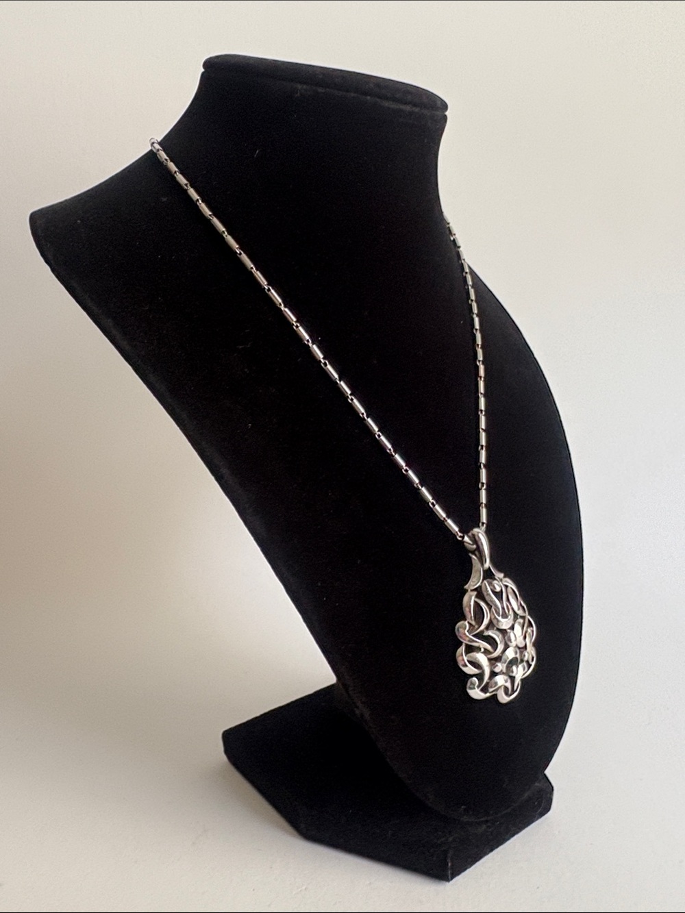 Vintage Crown Trifari Silver Filigree Teardrop Pendant Necklace 1960s - Picture 2 of 5